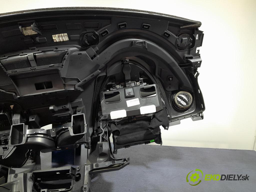 Renault Clio 2015 kokpit,přistrojova deska