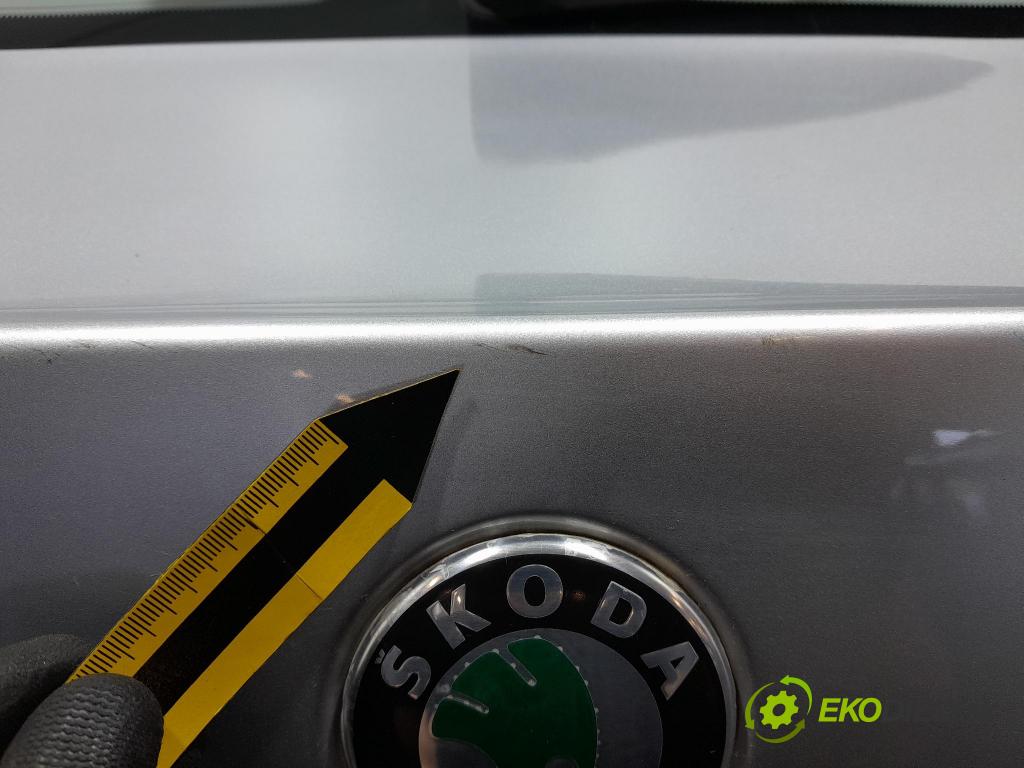 Skoda Octavia 2010 zadní dveře kufra: kufr
