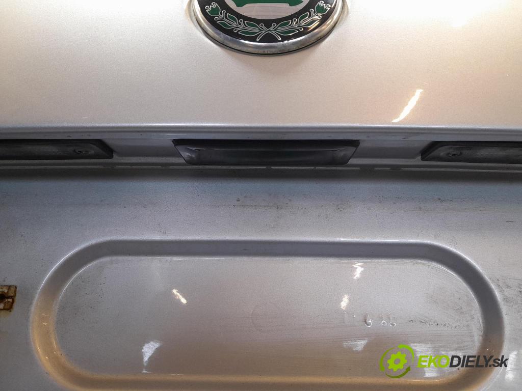 Skoda Octavia 2010 zadní dveře kufra: kufr