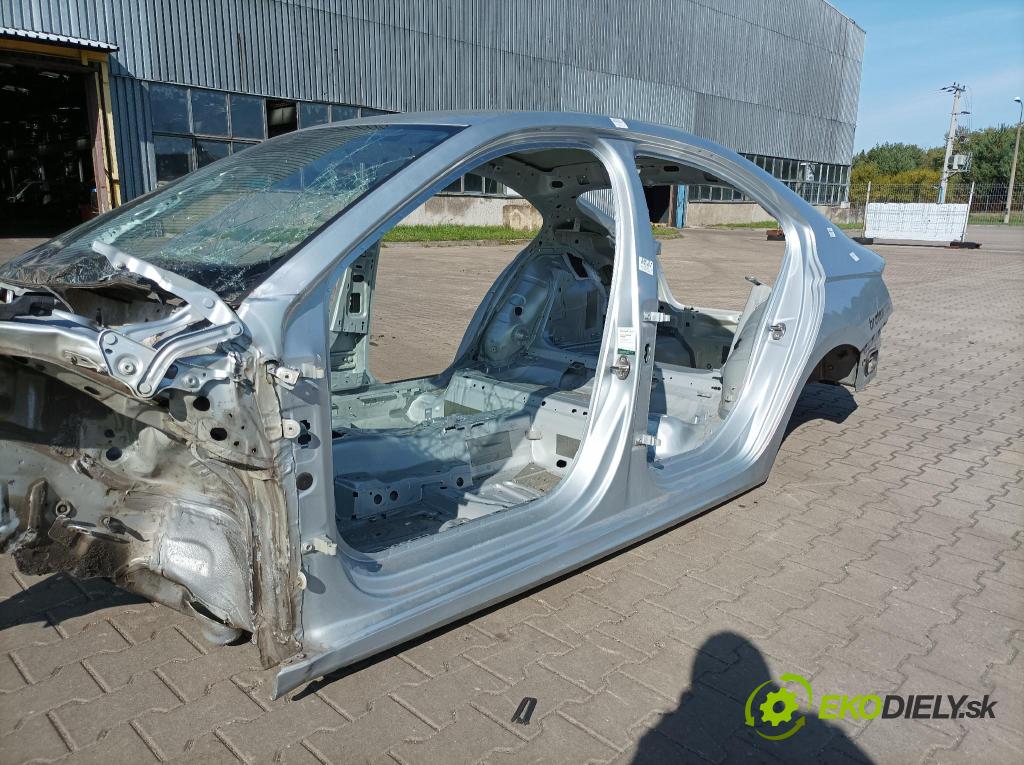 Skoda Octavia 2021 práh Levý: