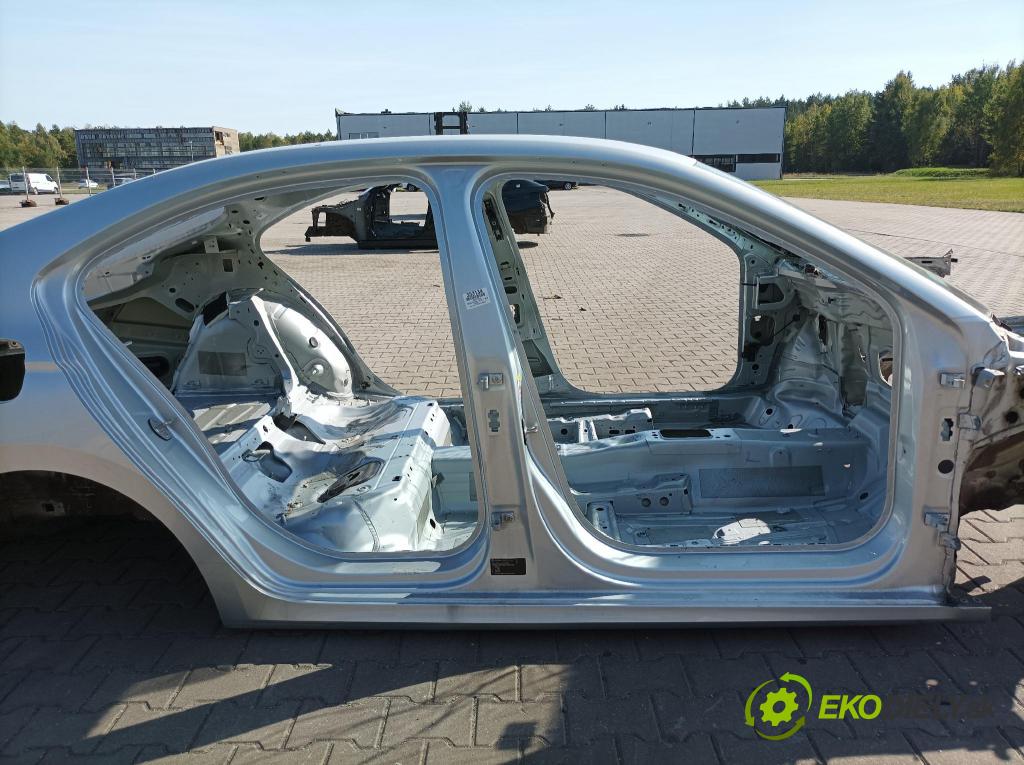 Skoda Octavia 2021 práh v pravo: