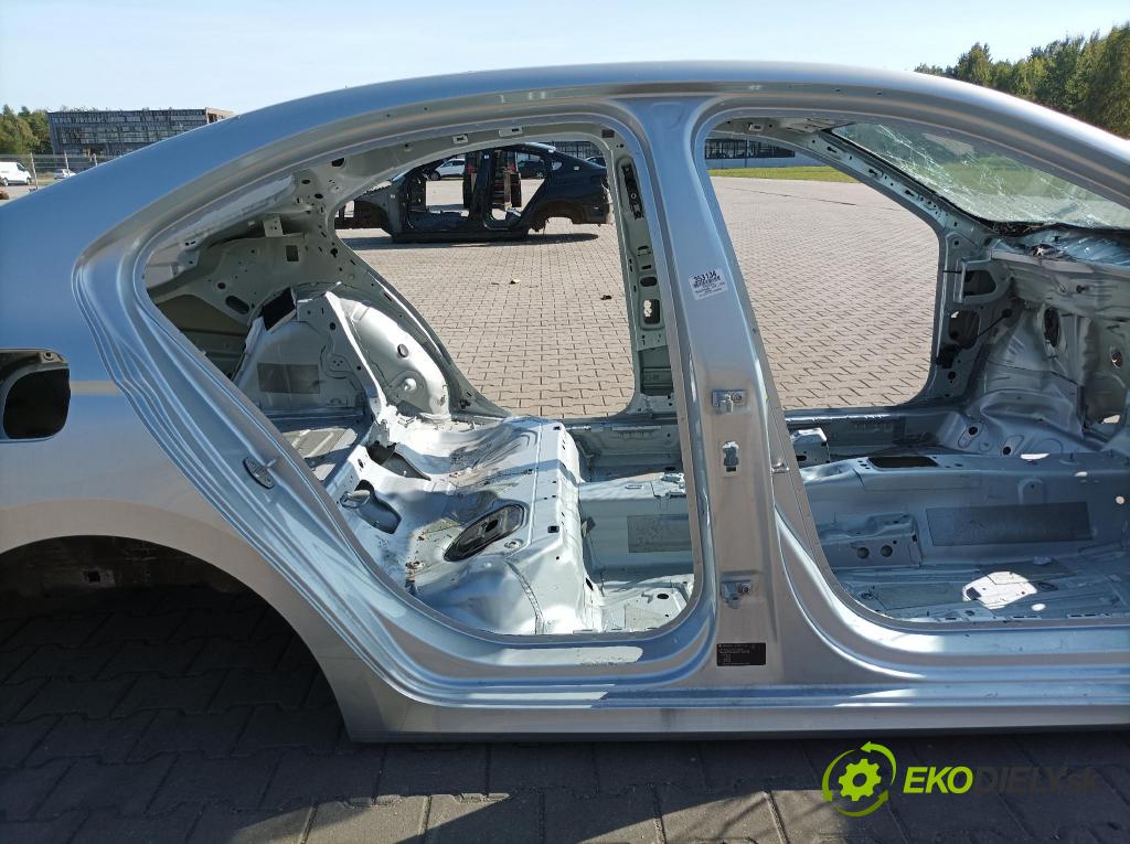 Skoda Octavia 2021 práh v pravo:
