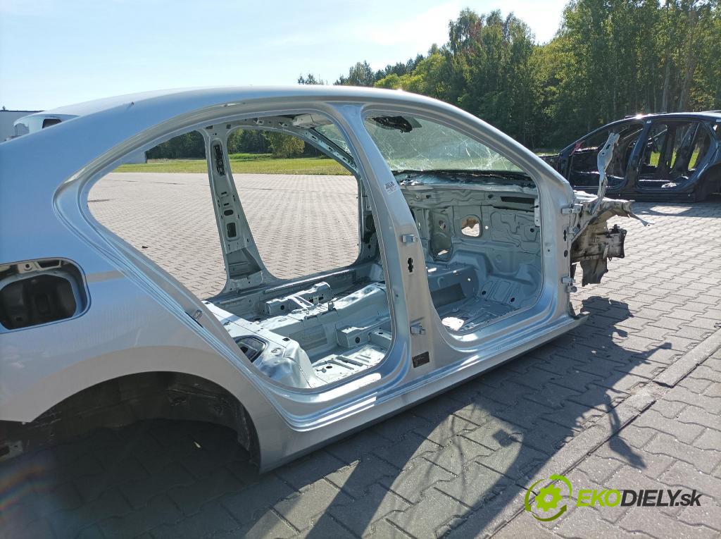 Skoda Octavia 2021 práh v pravo: