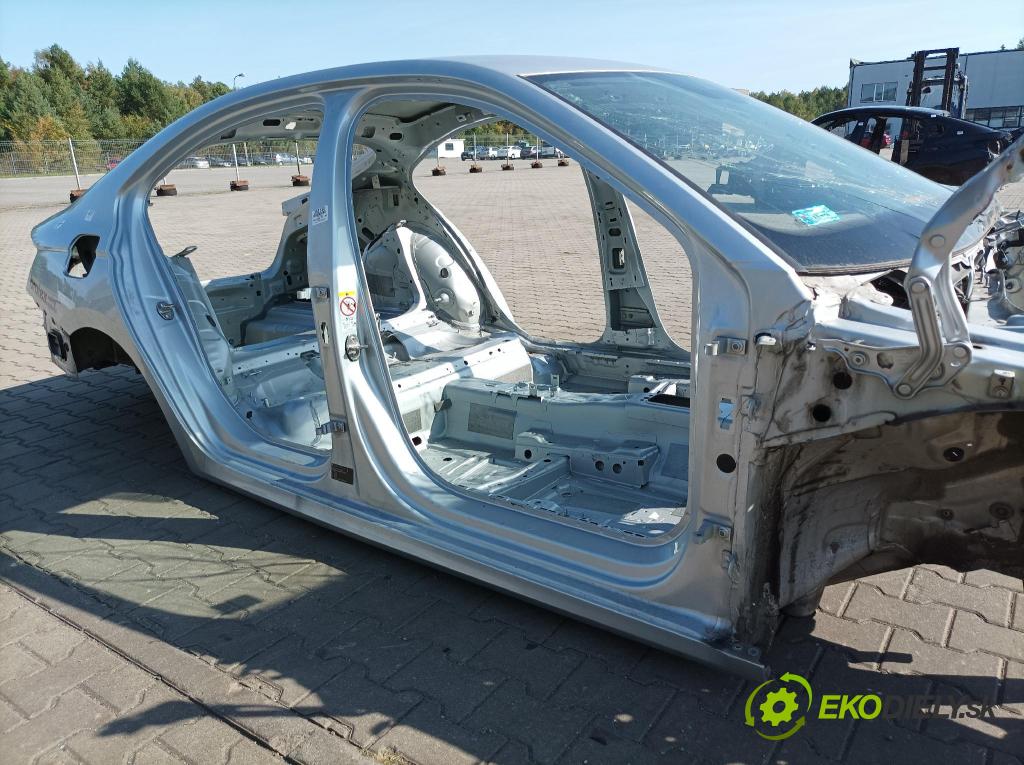 Skoda Octavia 2021 práh v pravo: 