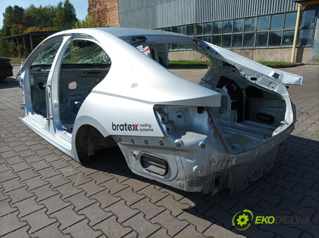 Skoda Octavia 2021 blatnik Zad: Levý: 