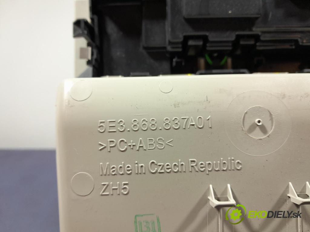 Skoda Octavia 2021 Lampy Uvnitř 5E3868837
