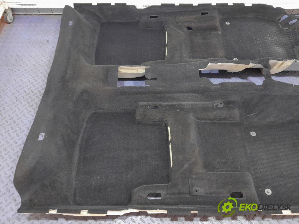 Skoda Octavia 2021 koberec do auta 5E4863021G