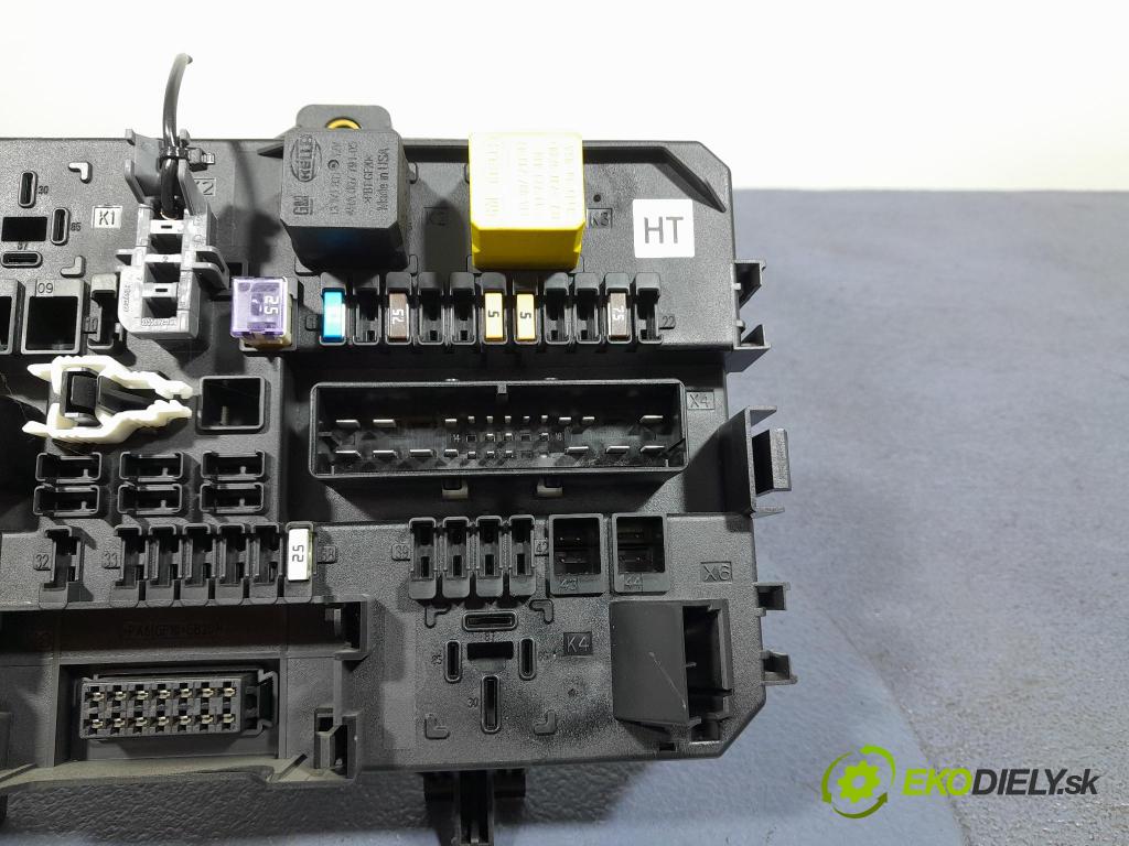 Opel Astra 2006 skříňka Pojistky 13222173