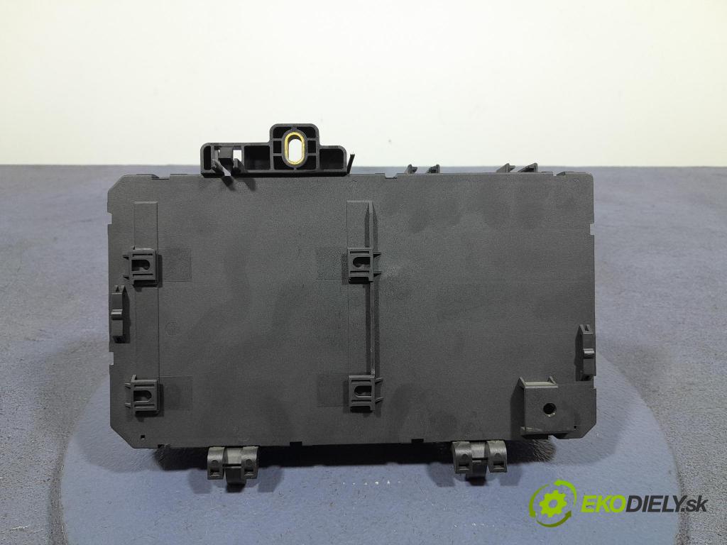 Opel Astra 2006 skříňka Pojistky 13222173