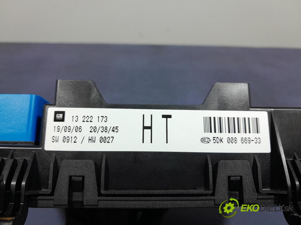 Opel Astra 2006 skříňka Pojistky 13222173
