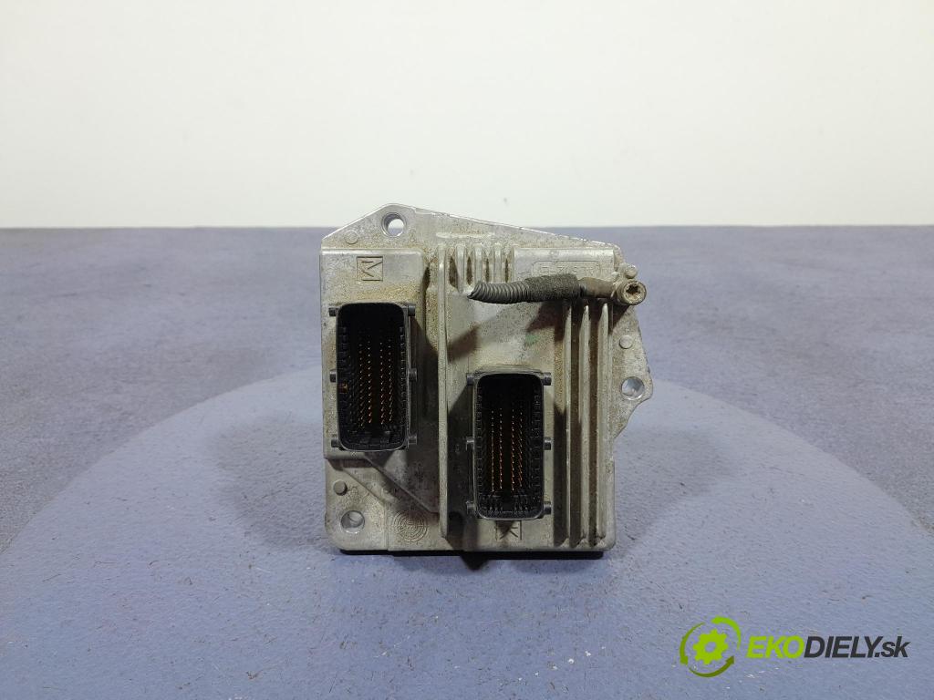 Opel Astra 2006 řídící jednotka Motor: 55561172