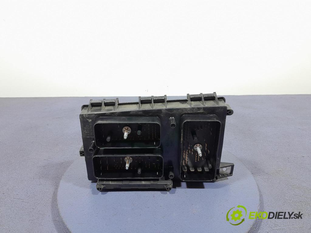 Opel Astra 2006 skříňka Pojistky 13206751GY