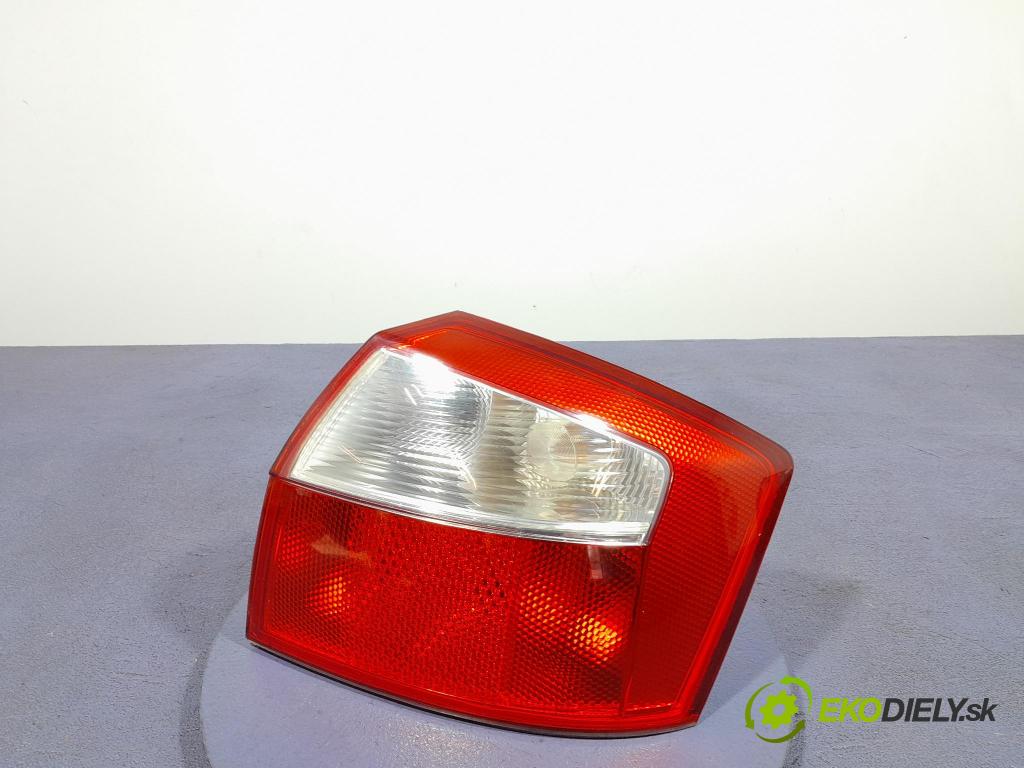 Audi A4 2001 svetlo / reflektor zad Prava: Vonkajsia: