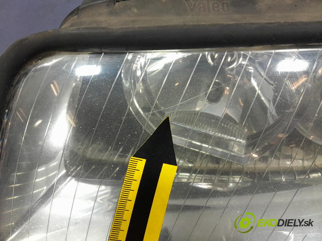 Audi A4 2001 Reflektor: Vľavo: