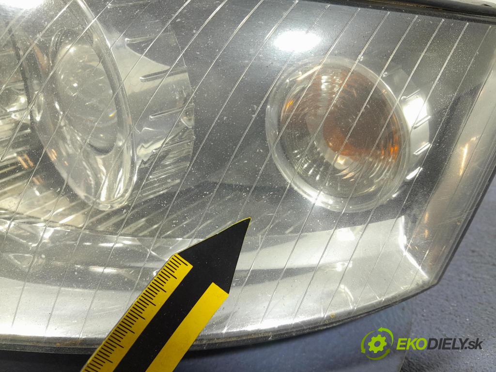 Audi A4 2001 Reflektor: Vľavo: