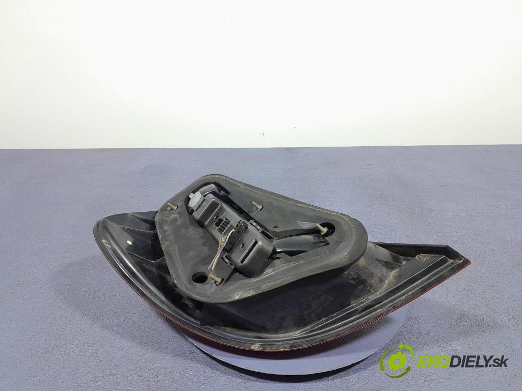 Mercedes C-klasa 2003 svetlo / reflektor zad Prava: Vonkajsia: A2038200564
