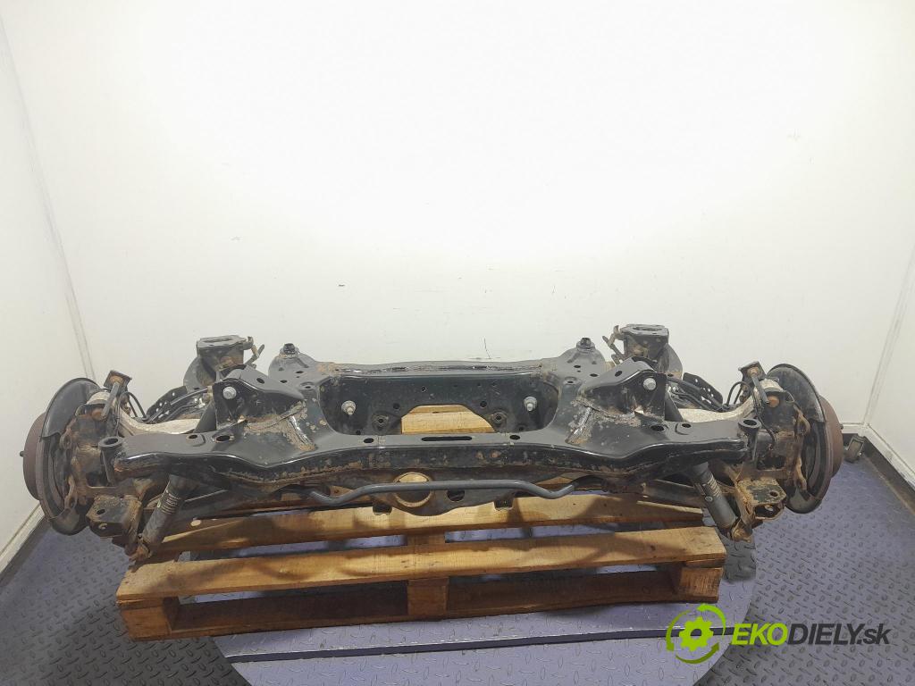 Nissan Qashqai 2011 výztuha Pozastavenia: Zad: