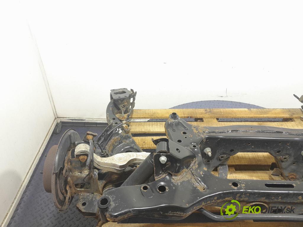 Nissan Qashqai 2011 výztuha Pozastavenia: Zad: