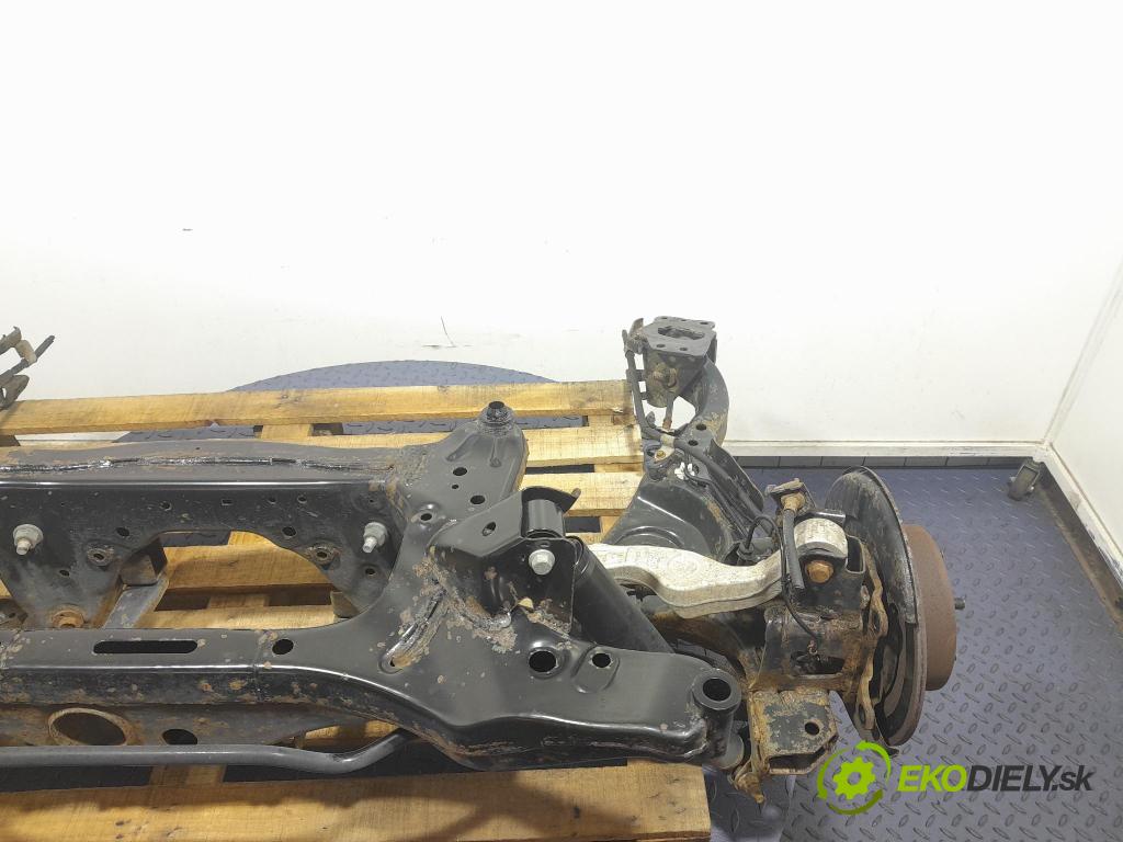 Nissan Qashqai 2011 výztuha Pozastavenia: Zad: