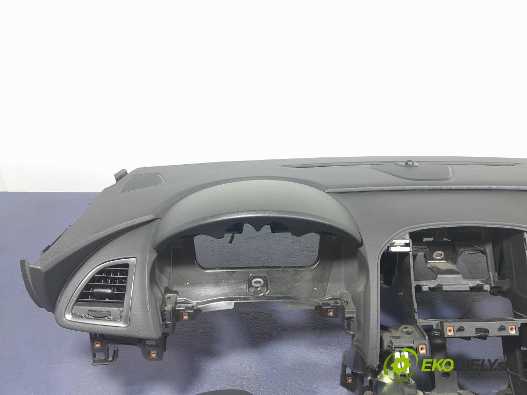 Opel Astra 2012 kokpit,pristrojová doska