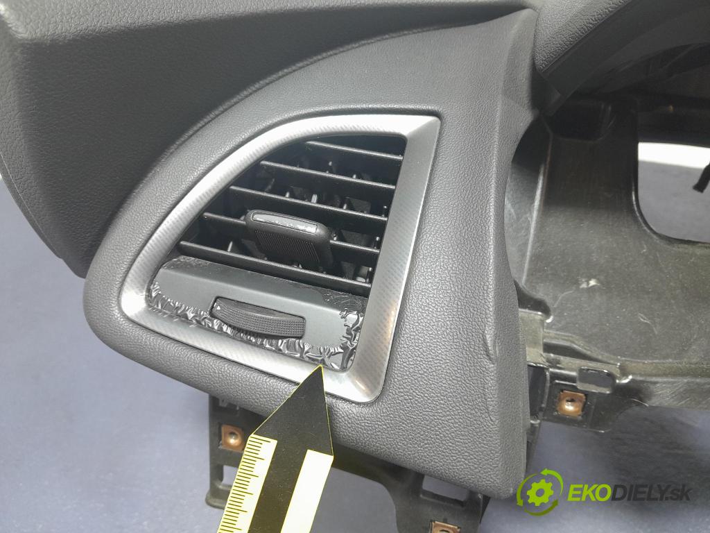 Opel Astra 2012 kokpit,pristrojová doska