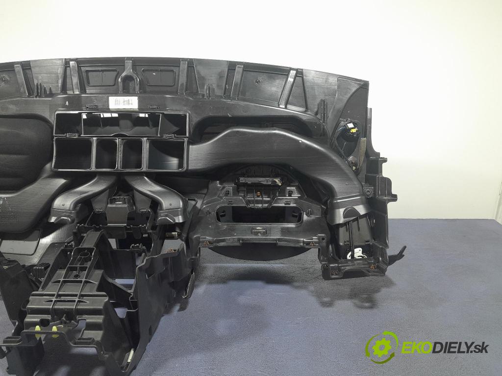 Opel Astra 2012 kokpit,pristrojová doska