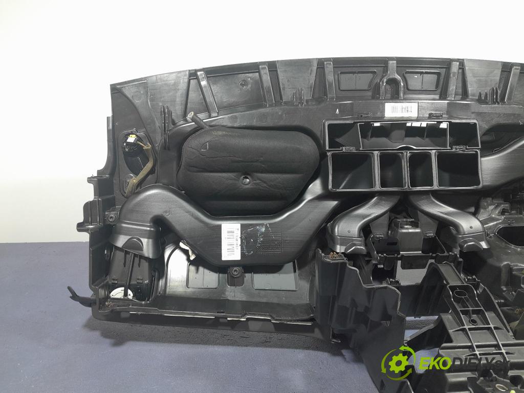 Opel Astra 2012 kokpit,pristrojová doska