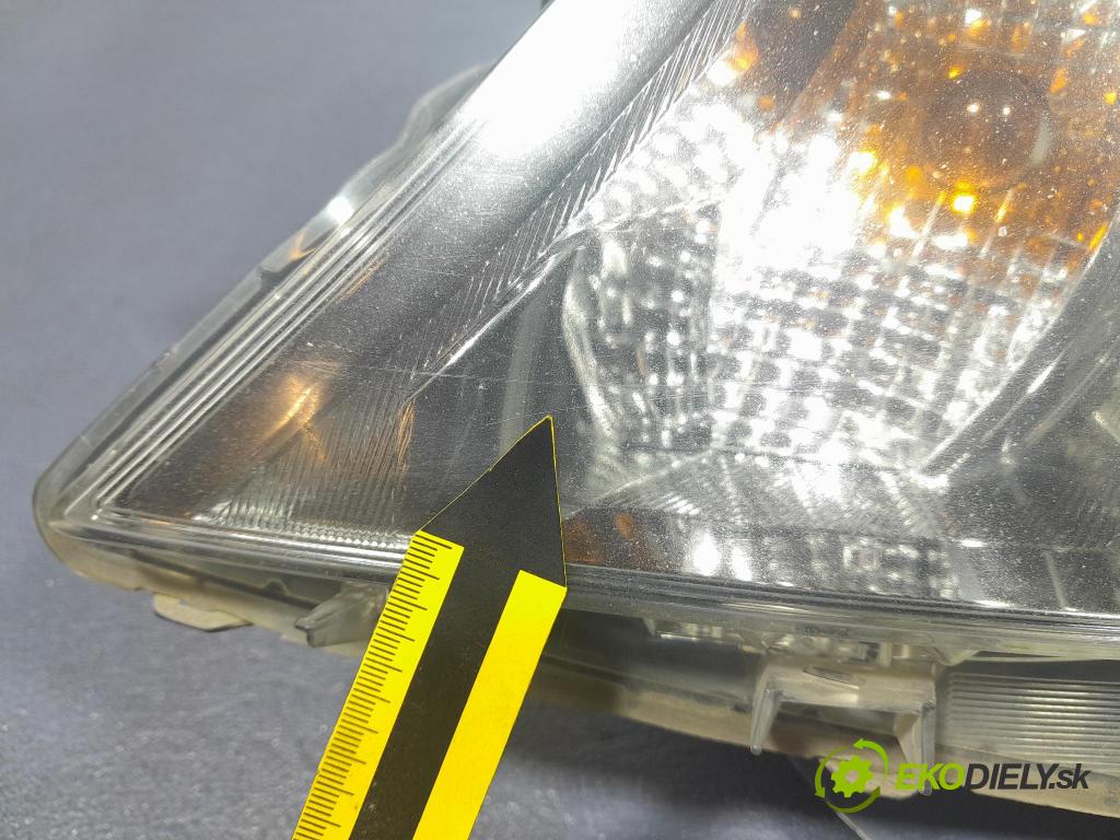 Toyota Yaris 2014 Reflektor: Vľavo: