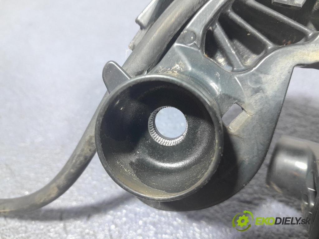 Toyota Yaris 2014 Rameno: Stierače: Predné 83L2