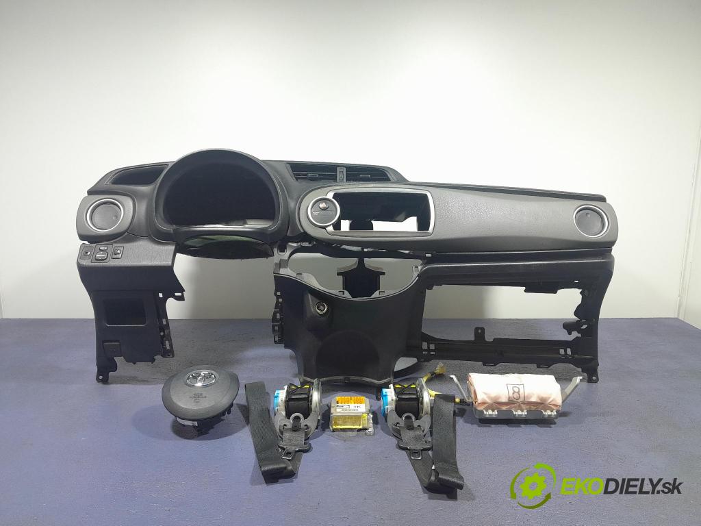 Toyota Yaris 2014 kokpit,pristrojová doska