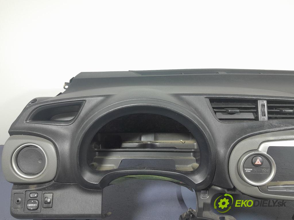 Toyota Yaris 2014 kokpit,pristrojová doska