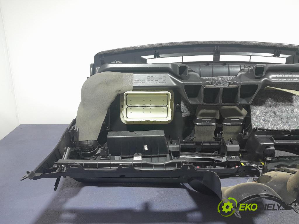 Toyota Yaris 2014 kokpit,pristrojová doska