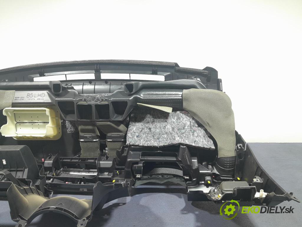 Toyota Yaris 2014 kokpit,pristrojová doska