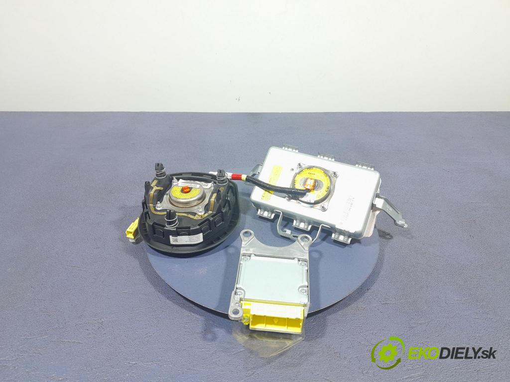 Toyota Yaris 2014 kokpit,pristrojová doska