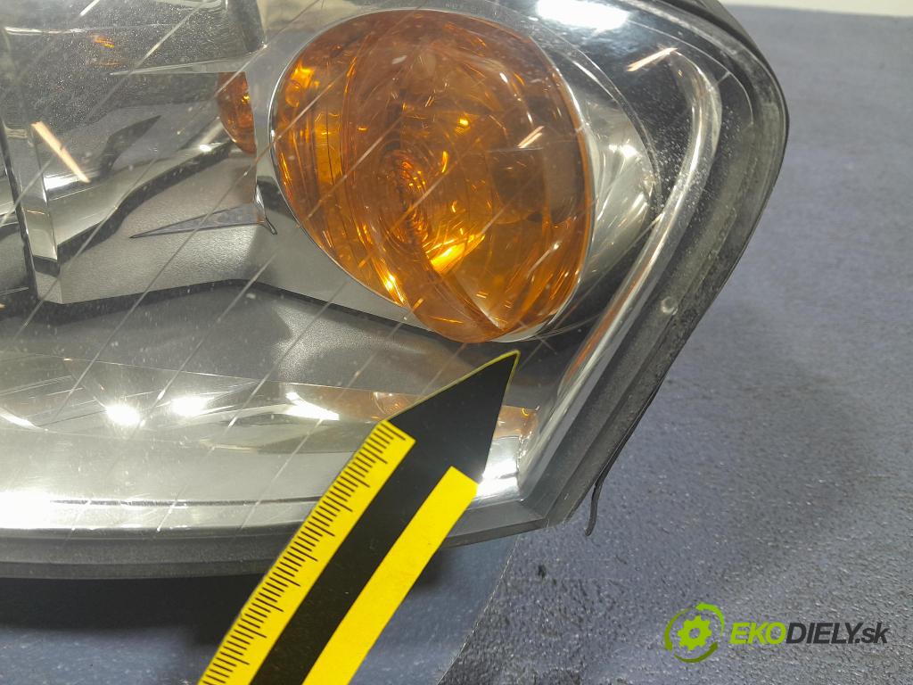 Audi A4 2006 Reflektor: Vľavo: 8E0941003AM