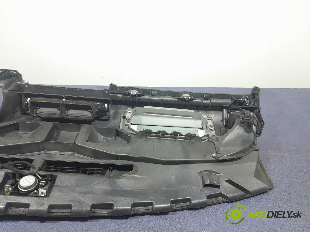 Audi A4 2006 kokpit,přistrojova deska