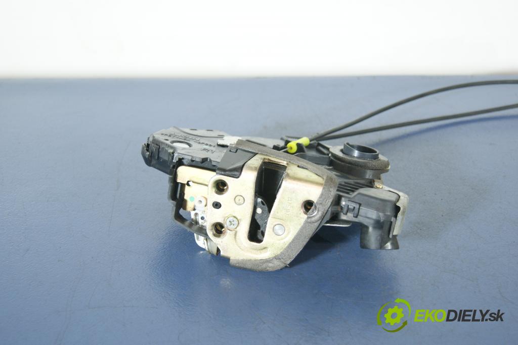 Toyota Avensis 2004 zámek dveře před v pravo: 01